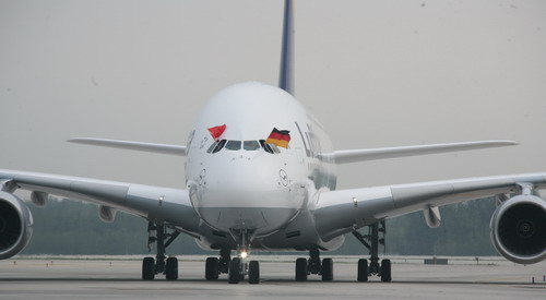 Am 2. September 2010 landet der dritte Airbus A380 der Lufthansa mit dem Namen 'Peking' auf dem Capital International Airport in Beijing. Der deutsche Konzern hat den A380 bereits für die Strecke Frankfurt-Beijing in Betrieb genommen.