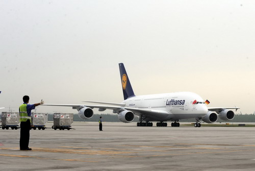 Am 2. September 2010 landet der dritte Airbus A380 der Lufthansa mit dem Namen 'Peking' auf dem Capital International Airport in Beijing. Der deutsche Konzern hat den A380 bereits für die Strecke Frankfurt-Beijing in Betrieb genommen.