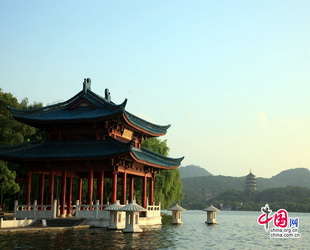 Der Westsee ist ein berühmter Frischwassersee, der in Hangzhou liegt. Er wird von drei Seiten von Bergen umgeben. Diese berühmte Touristenattraktion kann mit Ausnahme von einigen Tempeln seit 2002 gratis besucht werden.