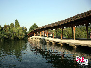 Der Westsee ist ein berühmter Frischwassersee, der im historischen Zentrum von Hangzhou in der Provinz Zhejiang liegt. Er wird von drei Seiten von Bergen umgeben. Diese berühmte Touristenattraktion kann mit Ausnahme von einigen Tempeln seit 2002 gratis besucht werden. Wenn Sie sich also gerne eine natürliche Zusammenstellung von Berggipfeln, Wäldern, dichtem Laub und zahlreichen Blüten ansehen, dann sind Sie beim Westsee genau richtig. (Hu Di/ China.org.cn)