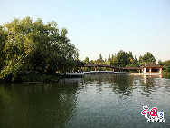 Der Westsee ist ein berühmter Frischwassersee, der im historischen Zentrum von Hangzhou in der Provinz Zhejiang liegt. Er wird von drei Seiten von Bergen umgeben. Diese berühmte Touristenattraktion kann mit Ausnahme von einigen Tempeln seit 2002 gratis besucht werden. Wenn Sie sich also gerne eine natürliche Zusammenstellung von Berggipfeln, Wäldern, dichtem Laub und zahlreichen Blüten ansehen, dann sind Sie beim Westsee genau richtig. (Hu Di/ China.org.cn)