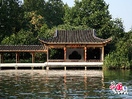 Der Westsee ist ein berühmter Frischwassersee, der im historischen Zentrum von Hangzhou in der Provinz Zhejiang liegt. Er wird von drei Seiten von Bergen umgeben. Diese berühmte Touristenattraktion kann mit Ausnahme von einigen Tempeln seit 2002 gratis besucht werden. Wenn Sie sich also gerne eine natürliche Zusammenstellung von Berggipfeln, Wäldern, dichtem Laub und zahlreichen Blüten ansehen, dann sind Sie beim Westsee genau richtig. (Hu Di/ China.org.cn)