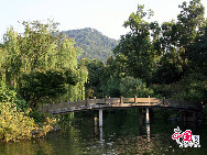 Der Westsee ist ein berühmter Frischwassersee, der im historischen Zentrum von Hangzhou in der Provinz Zhejiang liegt. Er wird von drei Seiten von Bergen umgeben. Diese berühmte Touristenattraktion kann mit Ausnahme von einigen Tempeln seit 2002 gratis besucht werden. Wenn Sie sich also gerne eine natürliche Zusammenstellung von Berggipfeln, Wäldern, dichtem Laub und zahlreichen Blüten ansehen, dann sind Sie beim Westsee genau richtig. (Hu Di/ China.org.cn)