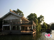 Der Westsee ist ein berühmter Frischwassersee, der im historischen Zentrum von Hangzhou in der Provinz Zhejiang liegt. Er wird von drei Seiten von Bergen umgeben. Diese berühmte Touristenattraktion kann mit Ausnahme von einigen Tempeln seit 2002 gratis besucht werden. Wenn Sie sich also gerne eine natürliche Zusammenstellung von Berggipfeln, Wäldern, dichtem Laub und zahlreichen Blüten ansehen, dann sind Sie beim Westsee genau richtig. (Hu Di/ China.org.cn)