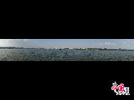 Der Westsee ist ein berühmter Frischwassersee, der im historischen Zentrum von Hangzhou in der Provinz Zhejiang liegt. Er wird von drei Seiten von Bergen umgeben. Diese berühmte Touristenattraktion kann mit Ausnahme von einigen Tempeln seit 2002 gratis besucht werden. Wenn Sie sich also gerne eine natürliche Zusammenstellung von Berggipfeln, Wäldern, dichtem Laub und zahlreichen Blüten ansehen, dann sind Sie beim Westsee genau richtig. (Hu Di/ China.org.cn)