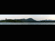 Der Westsee ist ein berühmter Frischwassersee, der im historischen Zentrum von Hangzhou in der Provinz Zhejiang liegt. Er wird von drei Seiten von Bergen umgeben. Diese berühmte Touristenattraktion kann mit Ausnahme von einigen Tempeln seit 2002 gratis besucht werden. Wenn Sie sich also gerne eine natürliche Zusammenstellung von Berggipfeln, Wäldern, dichtem Laub und zahlreichen Blüten ansehen, dann sind Sie beim Westsee genau richtig. (Till Wöhler/ China.org.cn)