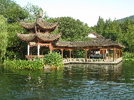 Der Westsee ist ein berühmter Frischwassersee, der im historischen Zentrum von Hangzhou in der Provinz Zhejiang liegt. Er wird von drei Seiten von Bergen umgeben. Diese berühmte Touristenattraktion kann mit Ausnahme von einigen Tempeln seit 2002 gratis besucht werden. Wenn Sie sich also gerne eine natürliche Zusammenstellung von Berggipfeln, Wäldern, dichtem Laub und zahlreichen Blüten ansehen, dann sind Sie beim Westsee genau richtig. (Till Wöhler/ China.org.cn)