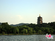 Der Westsee ist ein berühmter Frischwassersee, der im historischen Zentrum von Hangzhou in der Provinz Zhejiang liegt. Er wird von drei Seiten von Bergen umgeben. Diese berühmte Touristenattraktion kann mit Ausnahme von einigen Tempeln seit 2002 gratis besucht werden. Wenn Sie sich also gerne eine natürliche Zusammenstellung von Berggipfeln, Wäldern, dichtem Laub und zahlreichen Blüten ansehen, dann sind Sie beim Westsee genau richtig. (Hu Di/ China.org.cn)