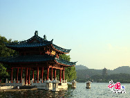 Der Westsee ist ein berühmter Frischwassersee, der im historischen Zentrum von Hangzhou in der Provinz Zhejiang liegt. Er wird von drei Seiten von Bergen umgeben. Diese berühmte Touristenattraktion kann mit Ausnahme von einigen Tempeln seit 2002 gratis besucht werden. Wenn Sie sich also gerne eine natürliche Zusammenstellung von Berggipfeln, Wäldern, dichtem Laub und zahlreichen Blüten ansehen, dann sind Sie beim Westsee genau richtig. (Hu Di/ China.org.cn)
