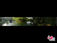 Der Westsee ist ein berühmter Frischwassersee, der im historischen Zentrum von Hangzhou in der Provinz Zhejiang liegt. Er wird von drei Seiten von Bergen umgeben. Diese berühmte Touristenattraktion kann mit Ausnahme von einigen Tempeln seit 2002 gratis besucht werden. Wenn Sie sich also gerne eine natürliche Zusammenstellung von Berggipfeln, Wäldern, dichtem Laub und zahlreichen Blüten ansehen, dann sind Sie beim Westsee genau richtig. (Hu Di/ China.org.cn)