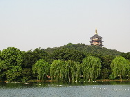 Der Westsee ist ein berühmter Frischwassersee, der im historischen Zentrum von Hangzhou in der Provinz Zhejiang liegt. Er wird von drei Seiten von Bergen umgeben. Diese berühmte Touristenattraktion kann mit Ausnahme von einigen Tempeln seit 2002 gratis besucht werden. Wenn Sie sich also gerne eine natürliche Zusammenstellung von Berggipfeln, Wäldern, dichtem Laub und zahlreichen Blüten ansehen, dann sind Sie beim Westsee genau richtig. (Till Wöhler/ China.org.cn)