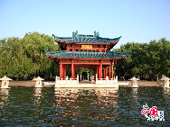 Der Westsee ist ein berühmter Frischwassersee, der im historischen Zentrum von Hangzhou in der Provinz Zhejiang liegt. Er wird von drei Seiten von Bergen umgeben. Diese berühmte Touristenattraktion kann mit Ausnahme von einigen Tempeln seit 2002 gratis besucht werden. Wenn Sie sich also gerne eine natürliche Zusammenstellung von Berggipfeln, Wäldern, dichtem Laub und zahlreichen Blüten ansehen, dann sind Sie beim Westsee genau richtig. (Hu Di/ China.org.cn)
