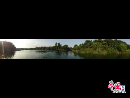 Der Westsee ist ein berühmter Frischwassersee, der im historischen Zentrum von Hangzhou in der Provinz Zhejiang liegt. Er wird von drei Seiten von Bergen umgeben. Diese berühmte Touristenattraktion kann mit Ausnahme von einigen Tempeln seit 2002 gratis besucht werden. Wenn Sie sich also gerne eine natürliche Zusammenstellung von Berggipfeln, Wäldern, dichtem Laub und zahlreichen Blüten ansehen, dann sind Sie beim Westsee genau richtig. (Hu Di/ China.org.cn)