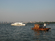 Der Westsee ist ein berühmter Frischwassersee, der im historischen Zentrum von Hangzhou in der Provinz Zhejiang liegt. Er wird von drei Seiten von Bergen umgeben. Diese berühmte Touristenattraktion kann mit Ausnahme von einigen Tempeln seit 2002 gratis besucht werden. Wenn Sie sich also gerne eine natürliche Zusammenstellung von Berggipfeln, Wäldern, dichtem Laub und zahlreichen Blüten ansehen, dann sind Sie beim Westsee genau richtig. (Till Wöhler/ China.org.cn)