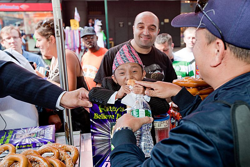 Khagendra Thapa Magar, der kleinste Junge der Welt, posiert vor der Kamera auf dem Times Square in New York. Der 17 jährige Junge aus Nepal mit einer Größe von nur 55,88 Zentimetern ist in die USA gereist, um Werbung für seine Einführung ins Buch 'Enter If You Dare!' von 'Ripley's Believe It or Not!' zu machen.