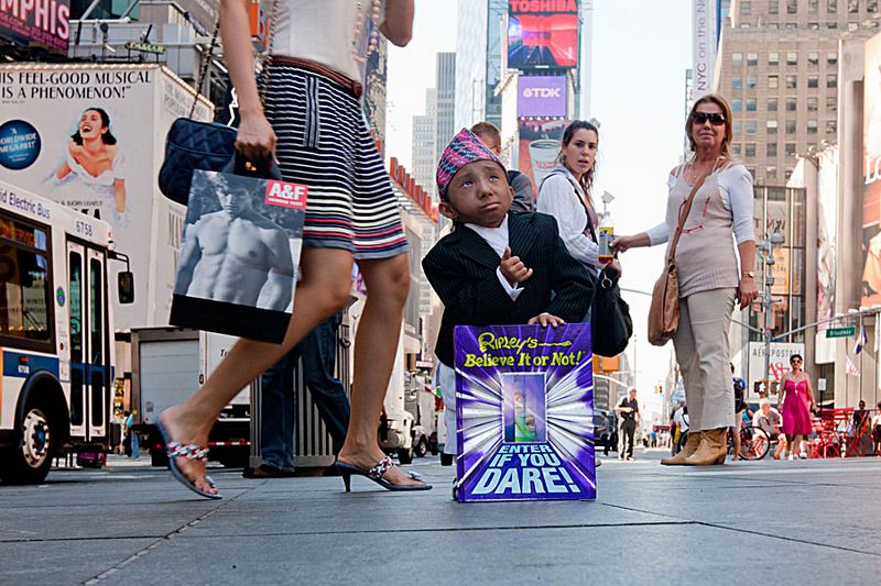 Khagendra Thapa Magar, der kleinste Junge der Welt, posiert vor der Kamera auf dem Times Square in New York. Der 17 jährige Junge aus Nepal mit einer Größe von nur 55,88 Zentimetern ist in die USA gereist, um Werbung für seine Einführung ins Buch 'Enter If You Dare!' von 'Ripley's Believe It or Not!' zu machen.