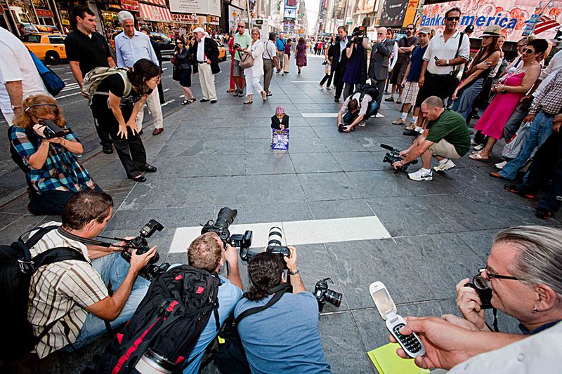 Khagendra Thapa Magar, der kleinste Junge der Welt, posiert vor der Kamera auf dem Times Square in New York. Der 17 jährige Junge aus Nepal mit einer Größe von nur 55,88 Zentimetern ist in die USA gereist, um Werbung für seine Einführung ins Buch 'Enter If You Dare!' von 'Ripley's Believe It or Not!' zu machen.