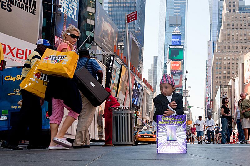 Khagendra Thapa Magar, der kleinste Junge der Welt, posiert vor der Kamera auf dem Times Square in New York. Der 17 jährige Junge aus Nepal mit einer Größe von nur 55,88 Zentimetern ist in die USA gereist, um Werbung für seine Einführung ins Buch 'Enter If You Dare!' von 'Ripley's Believe It or Not!' zu machen.