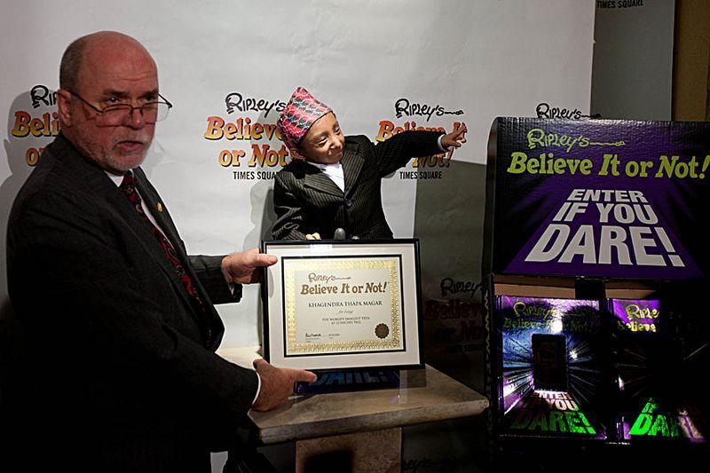 Khagendra Thapa Magar, der kleinste Junge der Welt, posiert vor der Kamera auf dem Times Square in New York. Der 17 jährige Junge aus Nepal mit einer Größe von nur 55,88 Zentimetern ist in die USA gereist, um Werbung für seine Einführung ins Buch 'Enter If You Dare!' von 'Ripley's Believe It or Not!' zu machen.