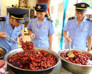 Mehr als 20 Chinesen erkrankten nach dem Verzehr von Flusskrebsen an der seltenen Haff-Krankheit, die oft mit dem Verzehr von Fisch in Verbindung gebracht werde, sagten Experten der Chinesischen Gesundheitsbehörde am Dienstag.