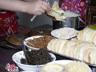 Die Sichuan-Küche ist die bekannteste unter allen Kocharten Chinas. Doch bekommen Sie deswegen nicht den falschen Eindruck, dass Sie die besten Gerichte nur in Sterne-Restaurants bekommen. Die Imbiss-Bars, welche die engen Straßen im Zentrum von Chengdu säumen, sind es wert, erkundet zu werden. Ihr Angebot ist nämlich nicht nur preiswert, sondern die zahlreichen Snacks haben auch einen köstlichen Geschmack. [Pupu]