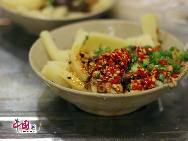 Die Sichuan-Küche ist die bekannteste unter allen Kocharten Chinas. Doch bekommen Sie deswegen nicht den falschen Eindruck, dass Sie die besten Gerichte nur in Sterne-Restaurants bekommen. Die Imbiss-Bars, welche die engen Straßen im Zentrum von Chengdu säumen, sind es wert, erkundet zu werden. Ihr Angebot ist nämlich nicht nur preiswert, sondern die zahlreichen Snacks haben auch einen köstlichen Geschmack. [Pupu]