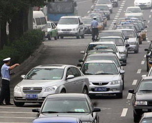 Es wird erwartet, dass es in China bis 2020 rund 200 Millionen Autos gibt, was den Druck auf Energiesicherheit und Umwelt erhöht, sagten Regierungsbeamte gestern.