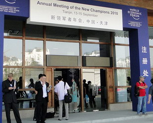 Das 'Annual Meeting of the New Champions' des Weltwirtschaftsforums, auch Sommer Davos genannt, werde eine der öffentlichsten Veranstaltungen sein, die in China je stattgefunden hat. Das Forum habe für die Gestaltung einer schlagkräftigen Werbekampagne mit führenden Publikumsmedien in China und im Ausland zusammengearbeitet.