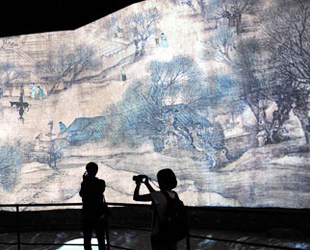 Ein berühmtes chinesisches Kunstwerk, die 'Qingming-Rolle' aus der Song-Dynastie, wird derzeit im China-Pavillon auf der Shanghaier EXPO präsentiert. Auf einer Leinwand mit einer Höhe von 6,3 Metern und einer Länge von 128 Metern werden alle Figuren in bewegten Bildern projiziert.