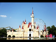 Der Freizeitpark Shijingshan ist ein Themenpark im gleichnamigen Bezirk in Beijing. Er wurde am 28. September 1986 eröffnet und ist derzeit im Besitz und im Betrieb der Bezirksregierung Shijingshan. Der Park kann per U-Bahnlinie 1, Haltestelle Shijingshan Amusement Park, erreicht werden. [Foto: Guo Jianping]