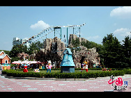 Der Freizeitpark Shijingshan ist ein Themenpark im gleichnamigen Bezirk in Beijing. Er wurde am 28. September 1986 eröffnet und ist derzeit im Besitz und im Betrieb der Bezirksregierung Shijingshan. Der Park kann per U-Bahnlinie 1, Haltestelle Shijingshan Amusement Park, erreicht werden. [Foto: Guo Jianping]