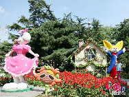 Der Freizeitpark Shijingshan ist ein Themenpark im gleichnamigen Bezirk in Beijing. Er wurde am 28. September 1986 eröffnet und ist derzeit im Besitz und im Betrieb der Bezirksregierung Shijingshan. Der Park kann per U-Bahnlinie 1, Haltestelle Shijingshan Amusement Park, erreicht werden. [Foto: Guo Jianping]