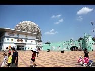 Der Freizeitpark Shijingshan ist ein Themenpark im gleichnamigen Bezirk in Beijing. Er wurde am 28. September 1986 eröffnet und ist derzeit im Besitz und im Betrieb der Bezirksregierung Shijingshan. Der Park kann per U-Bahnlinie 1, Haltestelle Shijingshan Amusement Park, erreicht werden. [Foto: Guo Jianping]