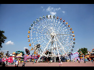 Der Freizeitpark Shijingshan ist ein Themenpark im gleichnamigen Bezirk in Beijing. Er wurde am 28. September 1986 eröffnet und ist derzeit im Besitz und im Betrieb der Bezirksregierung Shijingshan. Der Park kann per U-Bahnlinie 1, Haltestelle Shijingshan Amusement Park, erreicht werden. [Foto: Guo Jianping]