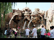 Der Freizeitpark Shijingshan ist ein Themenpark im gleichnamigen Bezirk in Beijing. Er wurde am 28. September 1986 eröffnet und ist derzeit im Besitz und im Betrieb der Bezirksregierung Shijingshan. Der Park kann per U-Bahnlinie 1, Haltestelle Shijingshan Amusement Park, erreicht werden. [Foto: Guo Jianping]