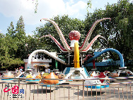 Der Freizeitpark Shijingshan ist ein Themenpark im gleichnamigen Bezirk in Beijing. Er wurde am 28. September 1986 eröffnet und ist derzeit im Besitz und im Betrieb der Bezirksregierung Shijingshan. Der Park kann per U-Bahnlinie 1, Haltestelle Shijingshan Amusement Park, erreicht werden. [Foto: Guo Jianping]