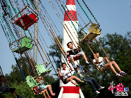 Der Freizeitpark Shijingshan ist ein Themenpark im gleichnamigen Bezirk in Beijing. Er wurde am 28. September 1986 eröffnet und ist derzeit im Besitz und im Betrieb der Bezirksregierung Shijingshan. Der Park kann per U-Bahnlinie 1, Haltestelle Shijingshan Amusement Park, erreicht werden. [Foto: Guo Jianping]