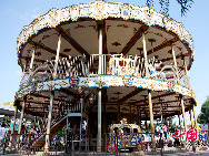 Der Freizeitpark Shijingshan ist ein Themenpark im gleichnamigen Bezirk in Beijing. Er wurde am 28. September 1986 eröffnet und ist derzeit im Besitz und im Betrieb der Bezirksregierung Shijingshan. Der Park kann per U-Bahnlinie 1, Haltestelle Shijingshan Amusement Park, erreicht werden. [Foto: Guo Jianping]