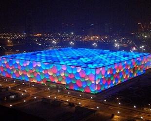 Zwei Jahre nach den Olympischen Spielen steht das Nationale Schwimmstadion in Beijing nun wieder im Lichte der Öffentlichkeit: Der Wasserwürfel wurde in den so genannten Happy Magic Wasserpark verwandelt, den größten Innen-Wasserpark in Asien.