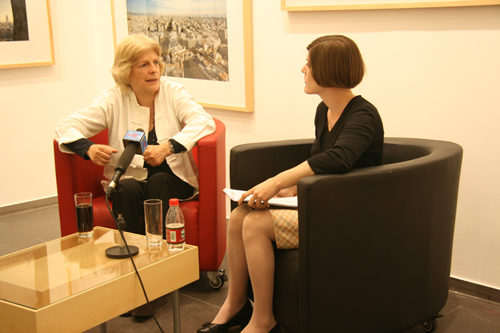 Nuria Cimini führt ein Gespräch mit der Leiterin des spanischen Pavillons bei der Shanghaier EXPO