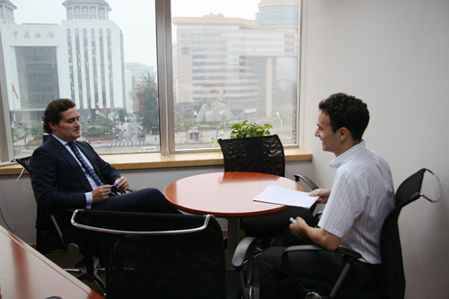 Manuel Pavon Belizón führt ein Gespräch mit dem Leiter der Beijiner Außenstelle von Banco Bilbao Vizcaya Argentaria, der zweitgrößten Bank Spaniens (Foto vom 24. September 2009)