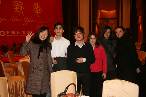 Bankett 2008: Die ausländischen Experten von China.org.cn und ihre Kollegen von anderen Abteilungen lassen sich fotografieren. (Foto vom Dezember 2008).