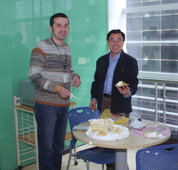 Huang Youyi, Präsident von China.org.cn, feiert beim Geburtstag von russischen Experten Андрей mit.