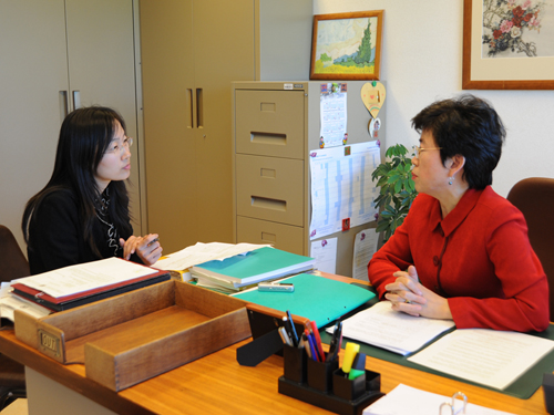 Journalistin von China.org.cn macht Interview beim UN-Hauptquartier in Genf. (Foto vom Juni 2009)