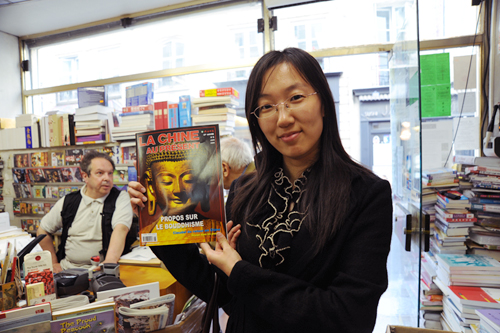 Journalistin von China.org.cn besucht während ihrer Dienstreise in Paris den You Feng-Buchladen. (Foto vom Juni 2009)