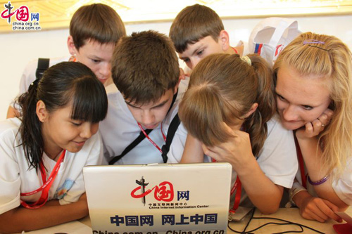 Russischen Kinder beim China Summer Camp lesen Berichte von China.org.cn über die Veranstaltung. (Foto vom 3. August 2010)