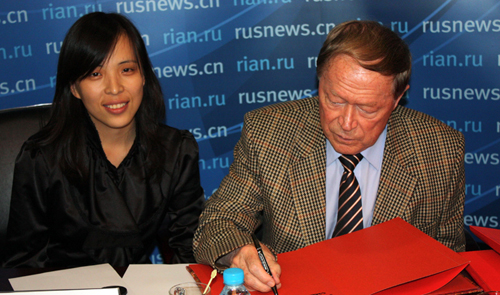 Der ehemalige russische Botschafter in China Rogachev schreibt eine Widmung für China.org.cn. (24. September 2009)