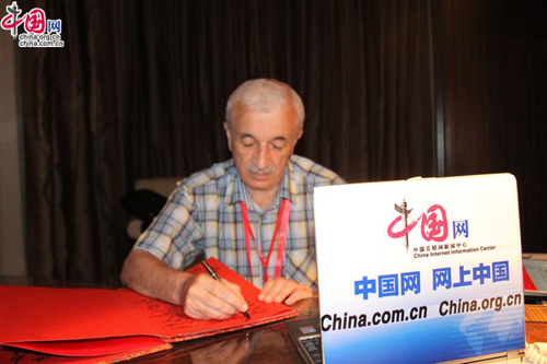 Der Leiter des China Summer Camps und Direktor des russischen Kinderzentrums Marzoev schreibt eine Widmung für China.org.cn zum 10-jährigen Jubiläum. (Foto vom 3. August 2010)