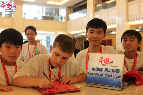 Die russischen Kinder beim China Sommer Camp schreiben Glückwünsche für China.org.cn