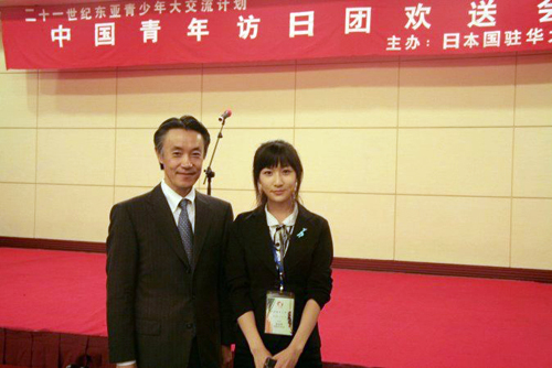 Journalistin von China.org.cn und der japanische Konsul Yamada Shigeo in China bei der Abschiedsparty für die chinesische Delegation bei ihrer Japan-Reise (Foto von Oktober 2009)